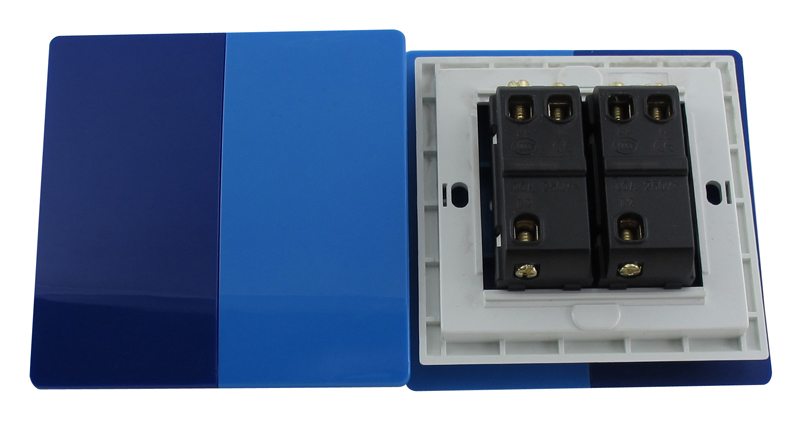 Produžni strujni kabl sa 5 šuko utičnica i prenaponskom zaštitom, dužine 1.8m, sa C14 utikačem (za vezu ka UPS-u), svetleći prekidač, AC 230V - 7A, pakovanje za maloprodaje